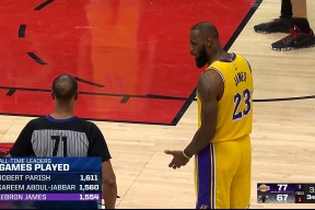 詹姆斯在公牛比赛中战术调整，刷新纪录引发热议！(詹姆斯去过公牛吗)