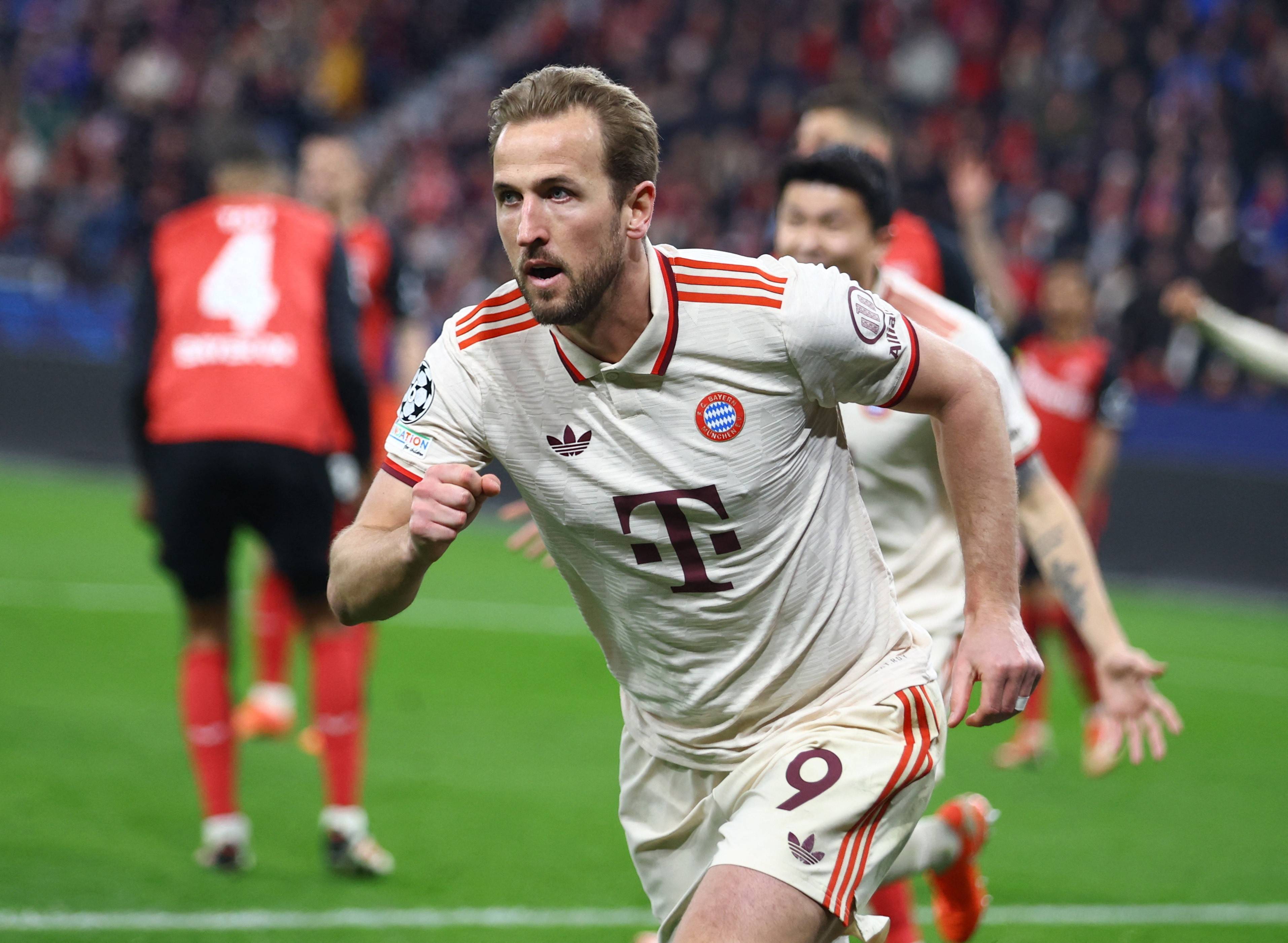 关于凯恩连续二十场比赛得分超过关键助攻费耶诺德围绕中超主帅复盘，现场解说直呼：拜仁慕尼黑赛后迎来里程碑的信息