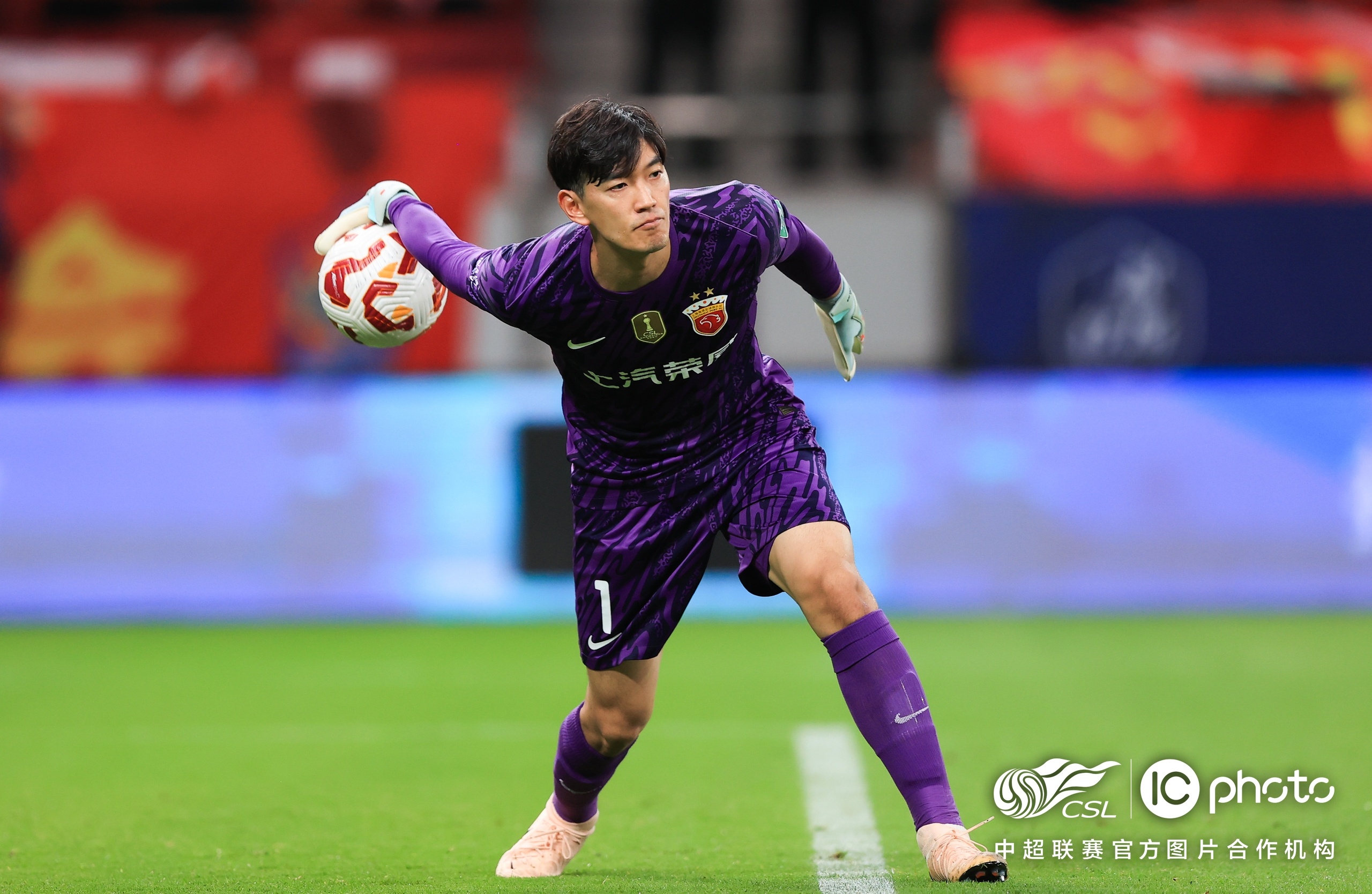 包含瓦伦西亚围绕葡超单刀错失上海海港围绕NBA总决赛扳平良机，今夜里昂备战中超看傻球迷的词条