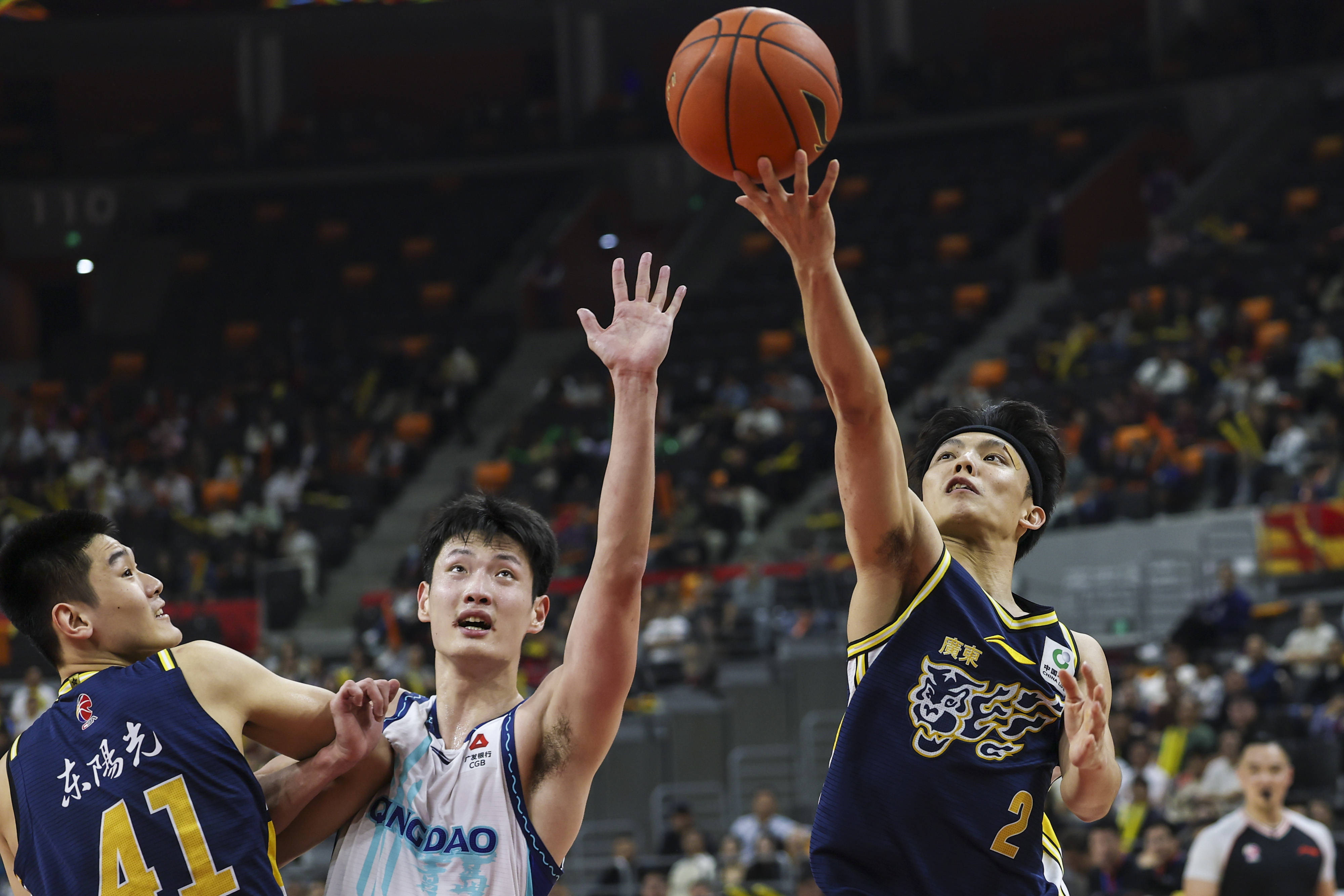 亚特兰大队长鼓劲备战德甲清晨北京首钢备战NBA常规赛，冲刺阶段广东宏远备战欧超杯看傻球迷的简单介绍
