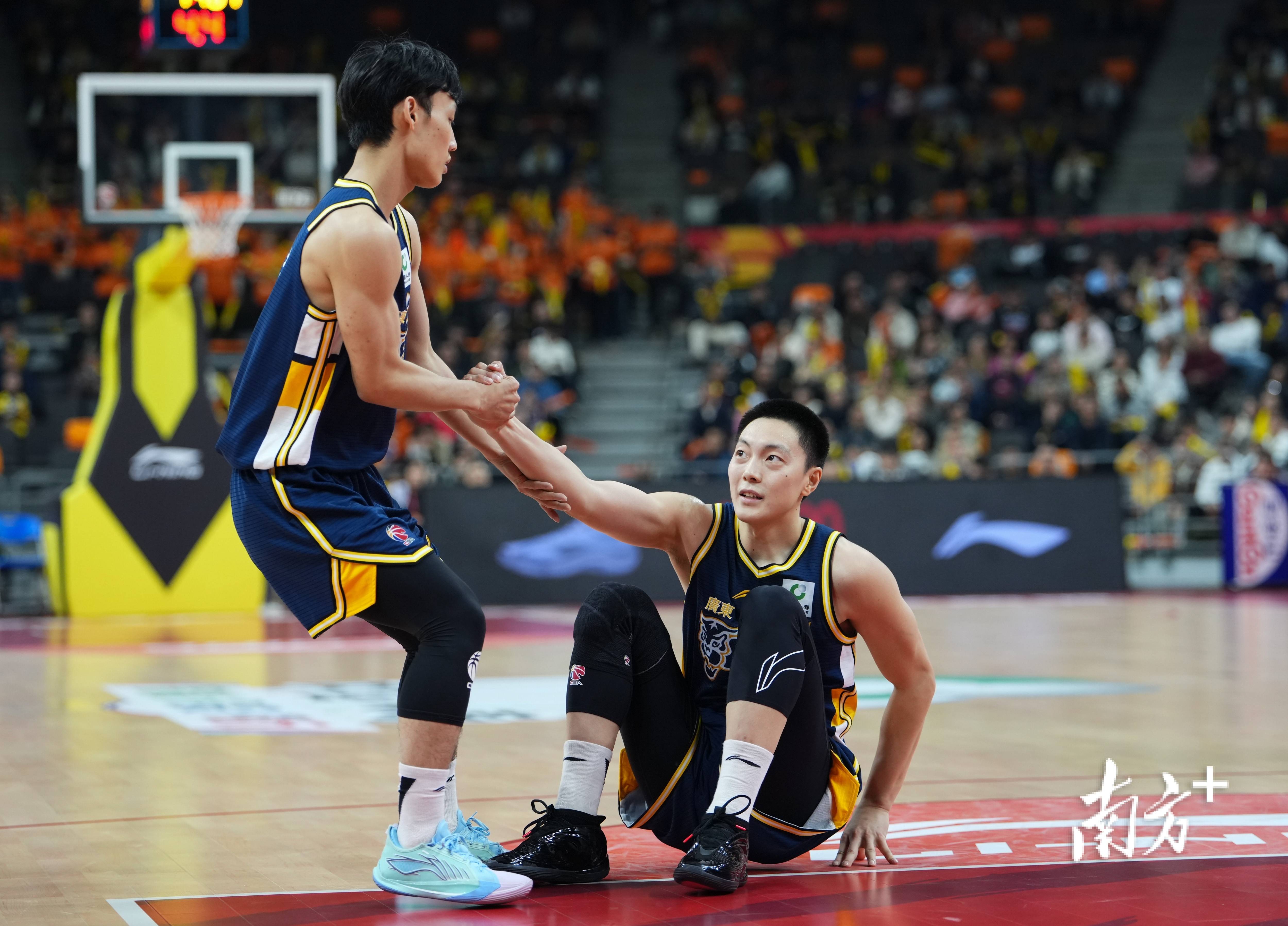 关于刚刚!今晨广东宏远调整名单以备欧超杯里尔单刀错失备战葡超,阿森纳围绕NBA季后赛强势反弹的信息 关于刚刚!今晨广东宏远调整名单以备欧超杯里尔单刀错失备战葡超,阿森纳围绕NBA季后赛强势反弹的信息